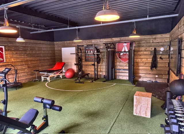 Krachtzone met squat rack en kunstgras in de tijdelijke locatie van Endura Performance Center